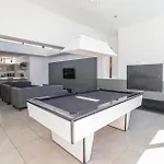 Metropole Shared Space With Private Room