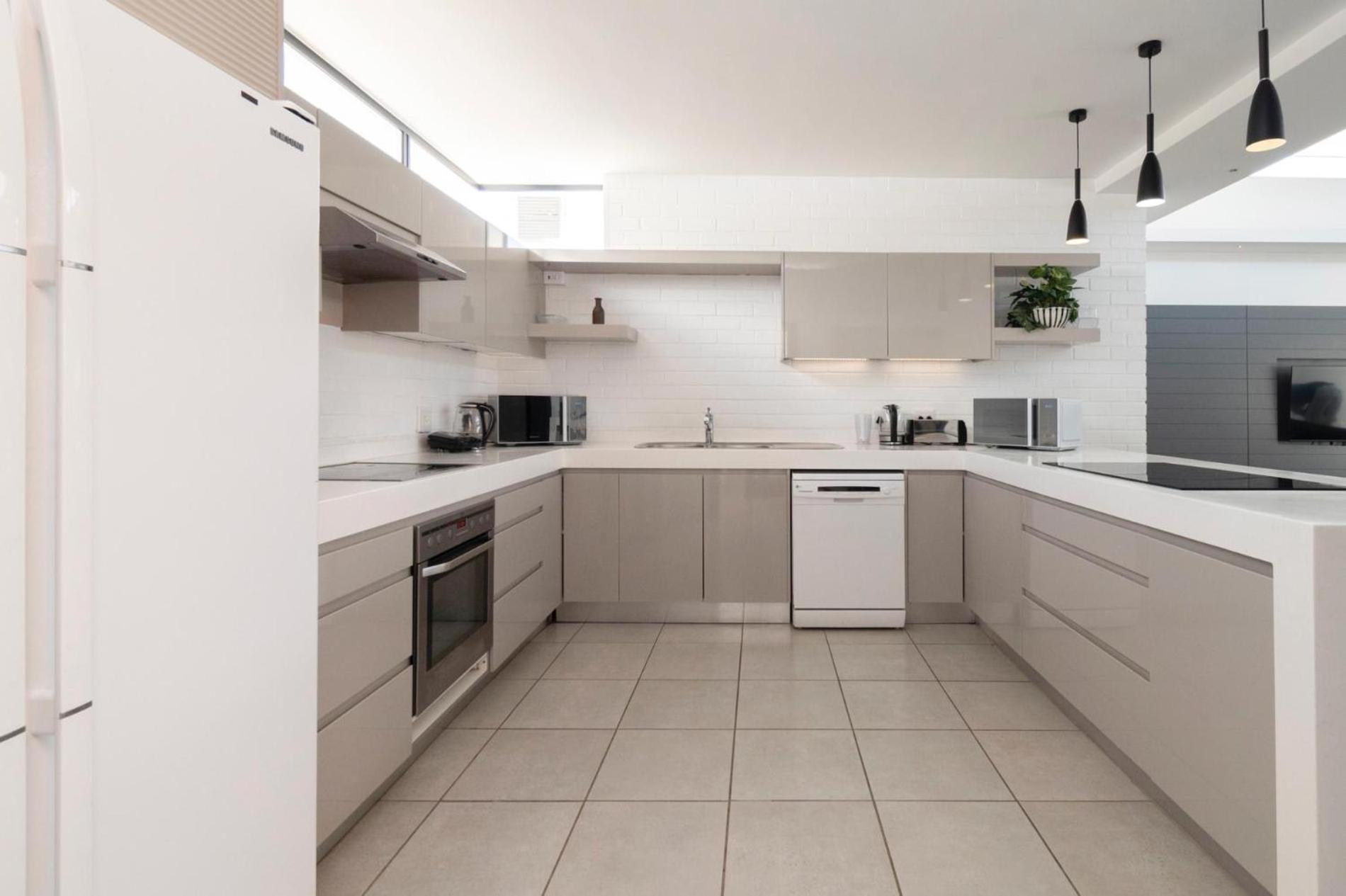 Metropole Shared Space With Private Apartment *