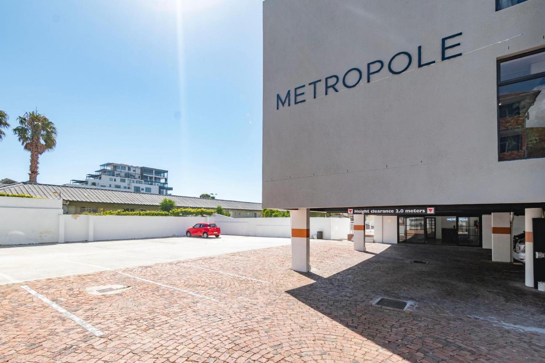 Metropole Shared Space With Private Apartment *