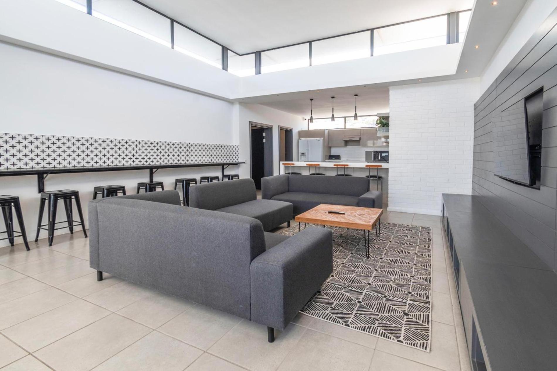 Metropole Shared Space With Private Apartment *